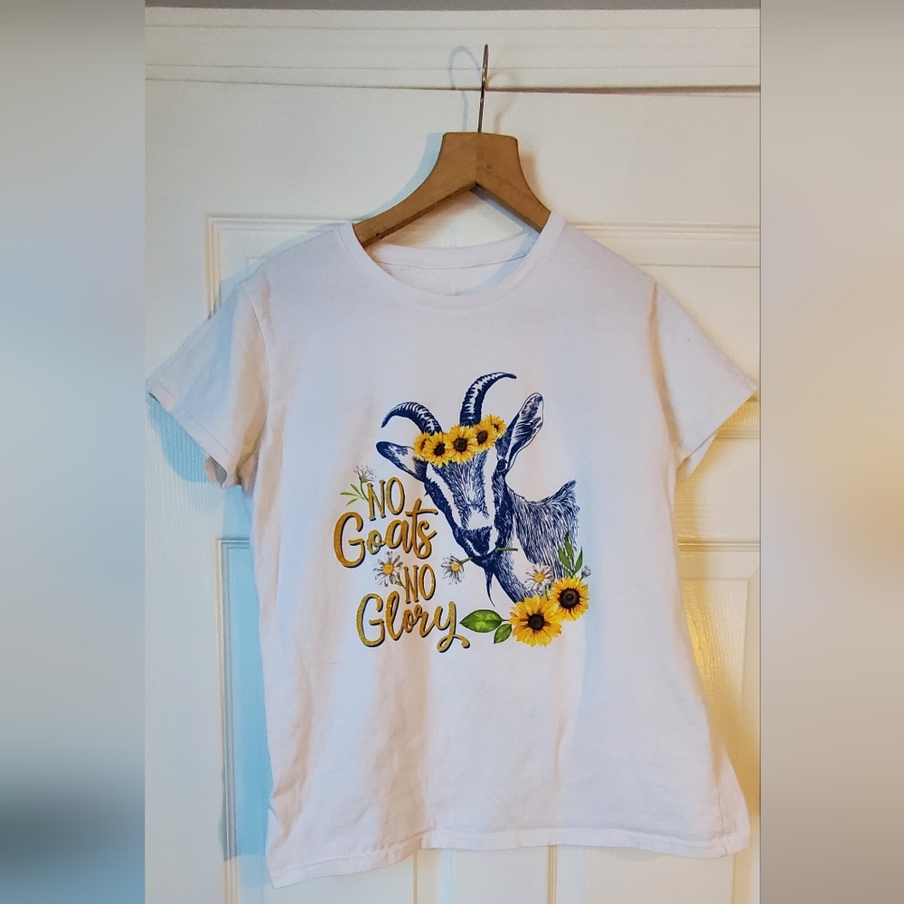 Graphic tee goats